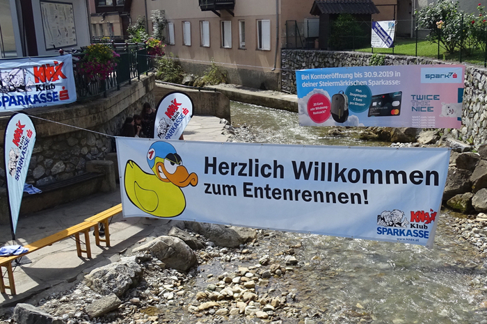 ... ein Entenrennen auf dem Weizbach,...