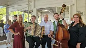 Othmar Papst mit den Töchtern Romana (links) und Daniela Wenig sowie den "Irrwurzla"