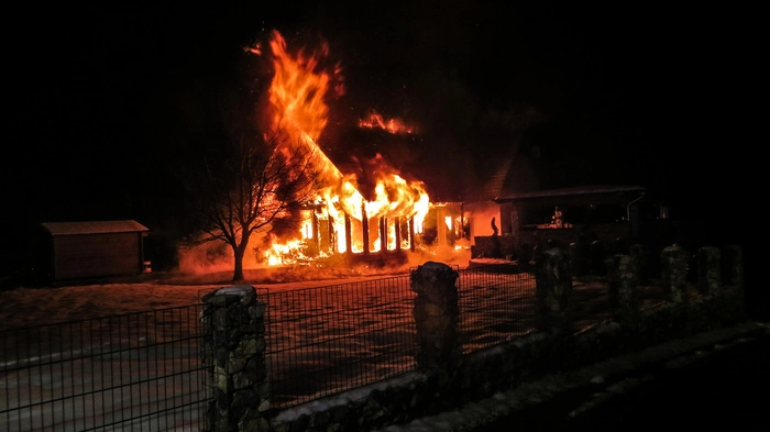 In Dornegg im Bezirk Graz-Umgebung kam es in der Nacht auf Sonntag zu einem Großbrand.