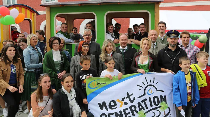 Die Obdacher Bevölkerung feierte den neuen Marktplatz und die Restaurierung des "Zirbl Express"