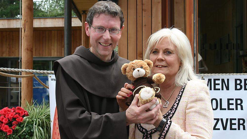 Pater Martin überreichte Christine Zangerl einen kleinen „Franziskus“ 