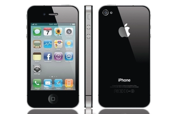 Das letzte Modell, das Gründer Steve Jobs noch selbst vorstellte. Das kantige Design des iPhone 4 mit einer gläsernen Rückwand war 2010 aufsehenerregend, zugleich häuften sich zunächst Berichte über Empfangsprobleme mit der Antenne am Außenrand.