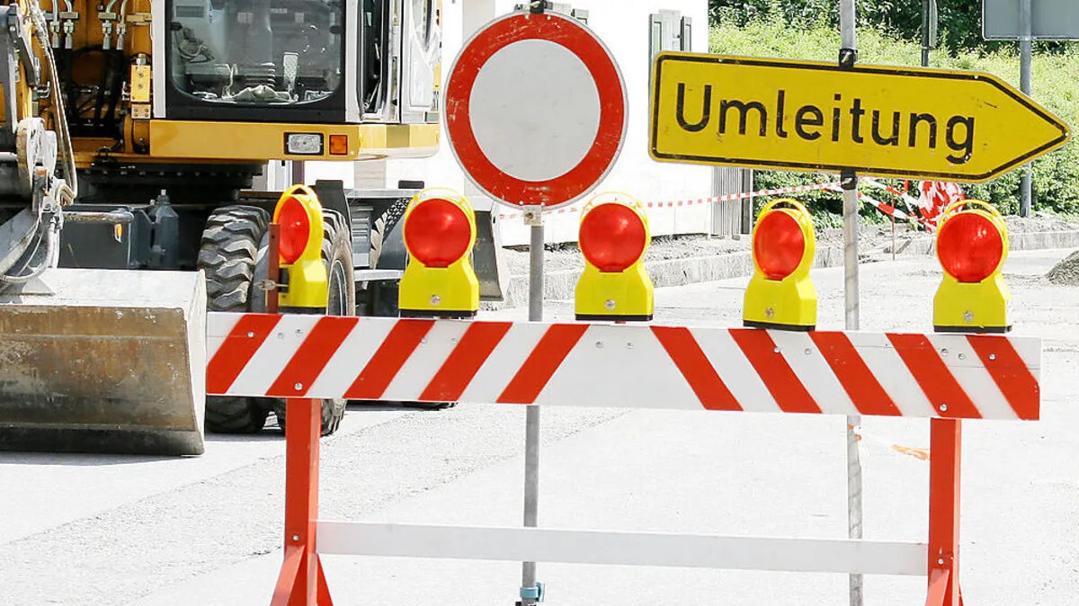 Die Lechtalstraße ist nach einem Felssturz für den gesamten Verkehr gesperrt (Symbolbild)