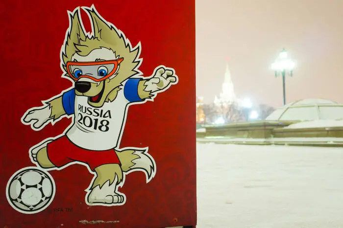 Zabivaka war ein Wolf mit einer Sportbrille, dessen Design einen öffentlichen Wettbewerb im Vorfeld der WM gewann. Der Name bedeutet übersetzt "der, der trifft" oder auch "kleiner Torschütze". Der Wolf sollte für Ausdauer, Teamfähigkeit und Durchsetzungsvermögen stehen.