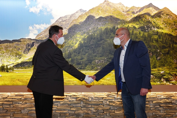 Arnold Prax gelobt in die Hand des Bezirkshauptmanns Klaus Brandner