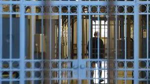 APA20582054-3_09102014 - KREMS/STEIN - ÖSTERREICH: THEMENBILD - Illustration zum Thema Justizanstalt / Strafvollzug / Maßnahmenvollzug. Der Hochsicherheitstrakt der Justizanstalt Stein aufgenommen am Donnerstag, 2. Oktober 2014, in Krems (Niederösterreich). Die Justizanstalt Stein ist die zweitgrößte Justizanstalt Österreichs. In Stein werden ausschließlich Strafgefangene mit langen Haftzeiten bis lebenslang untergebracht. Zusätzlich können auch Häftlinge des Maßnahmenvollzugs (§ 21 Abs. 2 StGB) untergebracht werden. (ARCHIVBILD VOM 02.10.2014) FOTO: APA/HELMUT FOHRINGER