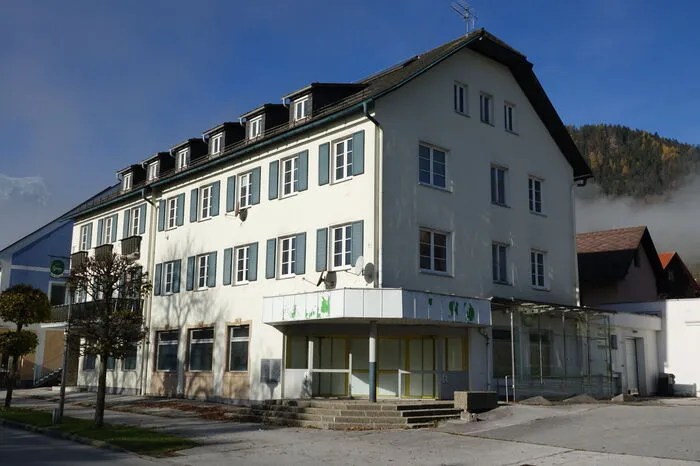 Daneben liegt der ehemalige Gasthof Stenitzer, leer und im Besitz der Familie Kaufmann
