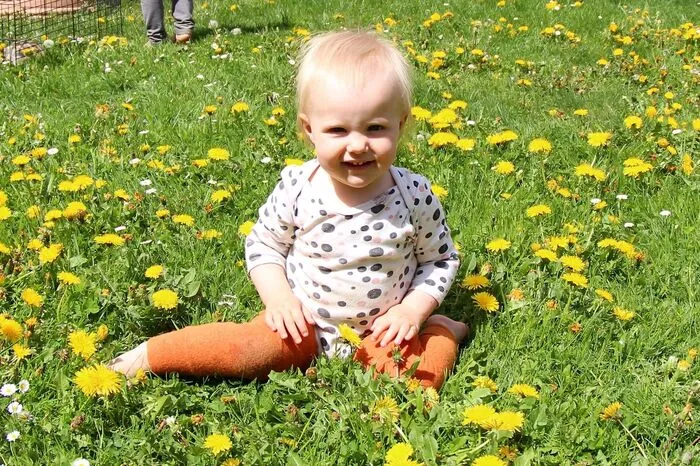 Lia hat auf der Blumenwiese Spaß.