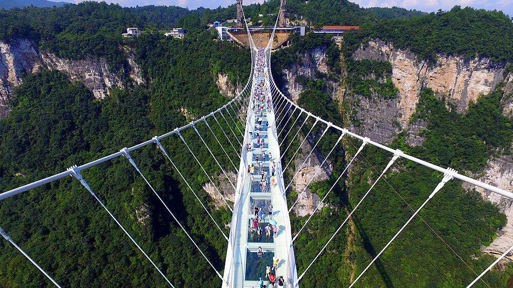 2000 Besucher mehr als pro Tag erlaubt stürmten die Brücke
