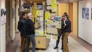 24.04.2024, Ramsau am Dachstein, Steiermark, Österreich (Austria): Eröffnung der Ausstellung Boden g’scheit nutzen des Vereins LandLuft im Veranstaltungszentrum Ramsau am Dachstein - im Bild Ausstellungsbesucher 
Fotocredit: Martin Huber