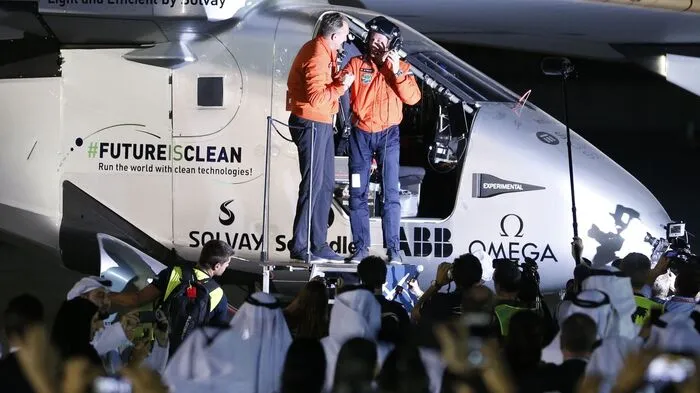 Vor einem Jahr gestartet, nun ist es geschafft: "Solar Impulse 2" ist wieder in Abu Dhabi gelandet. Damit ist die Weltumrundung des Solarfliegers erfolgreich beendet - nach über 500 Flugstunden und mehr als 40.000 Kilometern in der Luft.