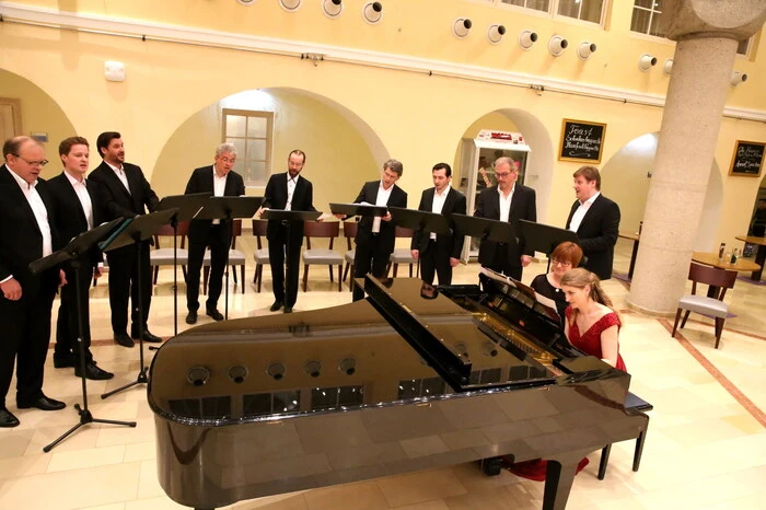 ... der neben Karlheinz Wulz, Thomas Tischler, Stephan Opitz, Thomas Wasserfaller, Michael Paumgarten, Günter Wallner, Josef Hafner und Heimo Orter mit seiner Stimme brillierte. 