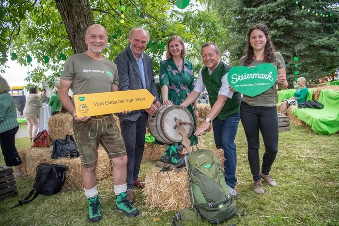 Die Superwanderer Manfred Polansky und Martina Traisch flankieren Josef Zotter, Barbara Eibinger-Miedl und Erich Neuhold