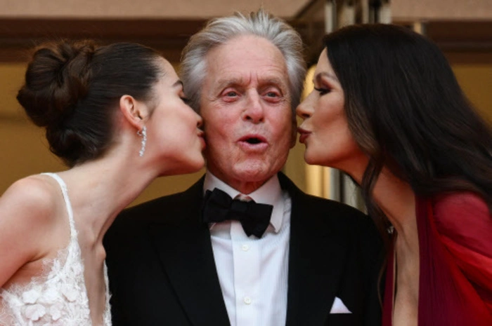 Catherine Zeta-Jones (R) und ihre Tochter Carys herzen Ehemann und Vater, den US-Schauspieler Michael Douglas.