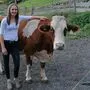 Die 17-jährige Christina Schneeberger mit Fleckvieh-Dame Käfer