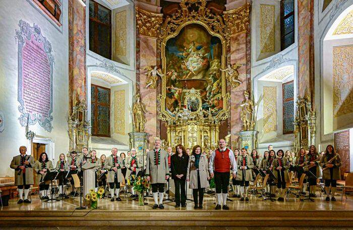 Musikkapelle mit Hans-Erich Seemann, Andrea Sailer, Martina Hirt und Dirigent Rainer Pötz