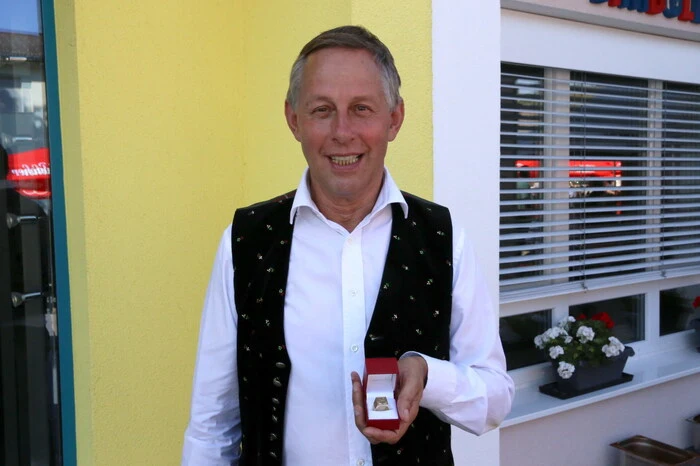Übrigens: Mit dem Ehrenring wurde Franz Roth senior von Bürgermeister Klaus Köchl ausgezeichnet.