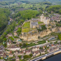 Das Château de Beynac thront eindrucksvoll über dem Fluss Dordogne