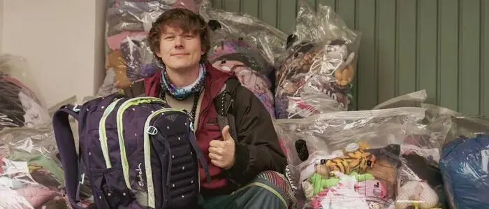 Manuel Köck mit Schultaschen und Kleidung, die er für Kinder in Nepal gesammelt hat