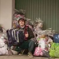 Manuel Köck mit Schultaschen und Kleidung, die er in Osttirol für Kinder in Nepal gesammelt hat