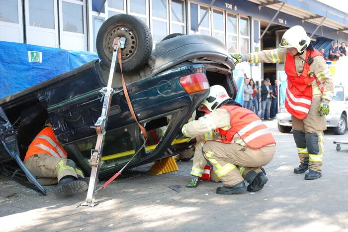 Am Vorplatz der Fahrzeughalle gab es mehrere Vorführungen. Von der Fettexplosion bis zur Personenrettung - die Zuschauer konnten sich ein Bild von der Arbeit der Berufsfeuerwehr machen.