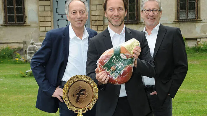 Kurt, Kurt jun. und Rudolf Frierss mit dem preigekrönten Schinken
