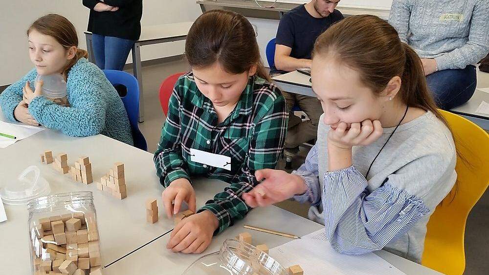 Schülerinnen experimentieren in der Mathematikwerkstatt der PH Kärnten. Solche Zugänge helfen auch beim Verständnis von Bruchrechnen