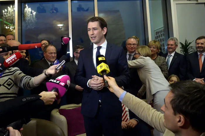 Auf die erste Hochrechnung folgte im Büro der Landeshauptfrau großer Jubel und lang anhaltender Applaus. Eingefunden hatten sich neben dem ÖVP-Regierungsteam auch Bundeskanzler Sebastian Kurz und Nationalratspräsident Wolfgang Sobotka, vormals niederösterreichischer Landesvize.