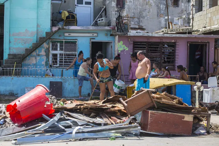  "Irma" hatte Havanna hart getroffen. Hohe Wellen überspülten die Uferpromenade Malecon. Das Wasser drang mehr als 500 Meter ins Stadtzentrum vor. "Soweit kam das Wasser bisher noch nie", sagte die Chefin des Zivilschutzes in der Hauptstadt, Mercedes Lopez.