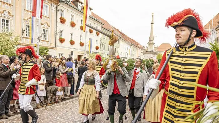 Ein Festumzug durch die Innenstadt