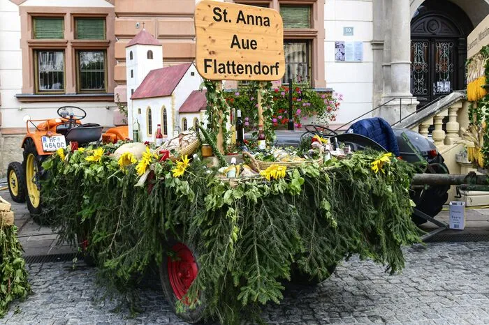 Höhepunkt des Erntedankfestes war die Segnung der Erntekrone