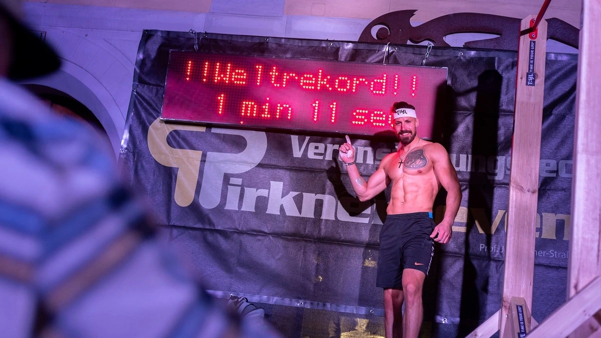 Muskelpaket Philipp Steiner vor der Anzeigetafel: Für eine Minute und elf Sekunden hat er den "Back Lever" vor Publikum in der Zwergergasse gehalten