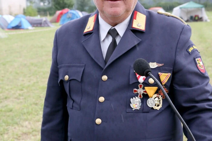 „Auch der Regenschauer bei der Flaggenhissung am Freitag tat der guten Stimmung keinen Abbruch“, sagte Cheforganisator Abschnittsfeuerwehrkommandant Wolfgang Grilz, der unter anderen Bürgermeister Konrad Seunig, Landesrat Daniel Fellner und Landesfeuerwehrkommandant Rudolf Robin willkommen heißen konnte.