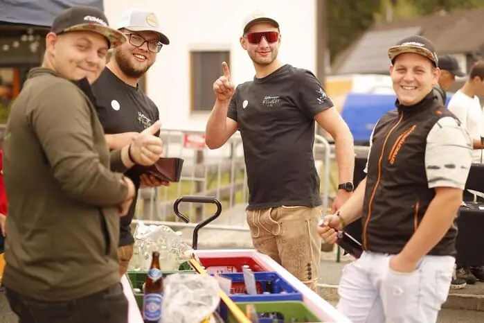 Nach der Heiligen Messe und dem Festakt spielte die Ortsmusik Rettenegg zum Frühschoppen. Ab Mittag wurde das Programm dann zunehmend ereignisreicher. Beim Maibaumumschneiden machte man kurzerhand den gesamten Festplatz zur Freiluftbühne. 