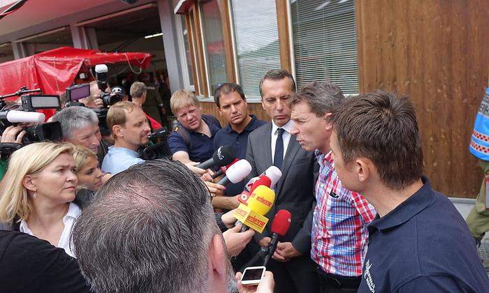 Bundeskanzler Kern und Bürgermeister Hannes Schmidhofer mit Journalisten 