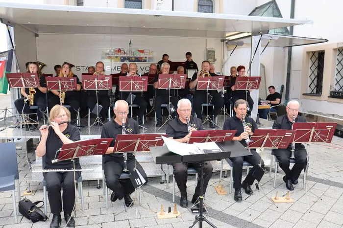 Obmann Heinz Janesch, Kapellmeister Manfred Brandstätter und die Mitglieder der Bergkapelle präsentierten ein buntes und abwechslungsreiches Programm aus der Welt der Blasmusik.