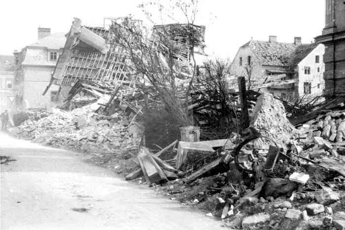 Hinterlassen wurde ein Trümmerfeld: 120 Bomben fielen am ersten Tag, Splitterbomben am 2. April.