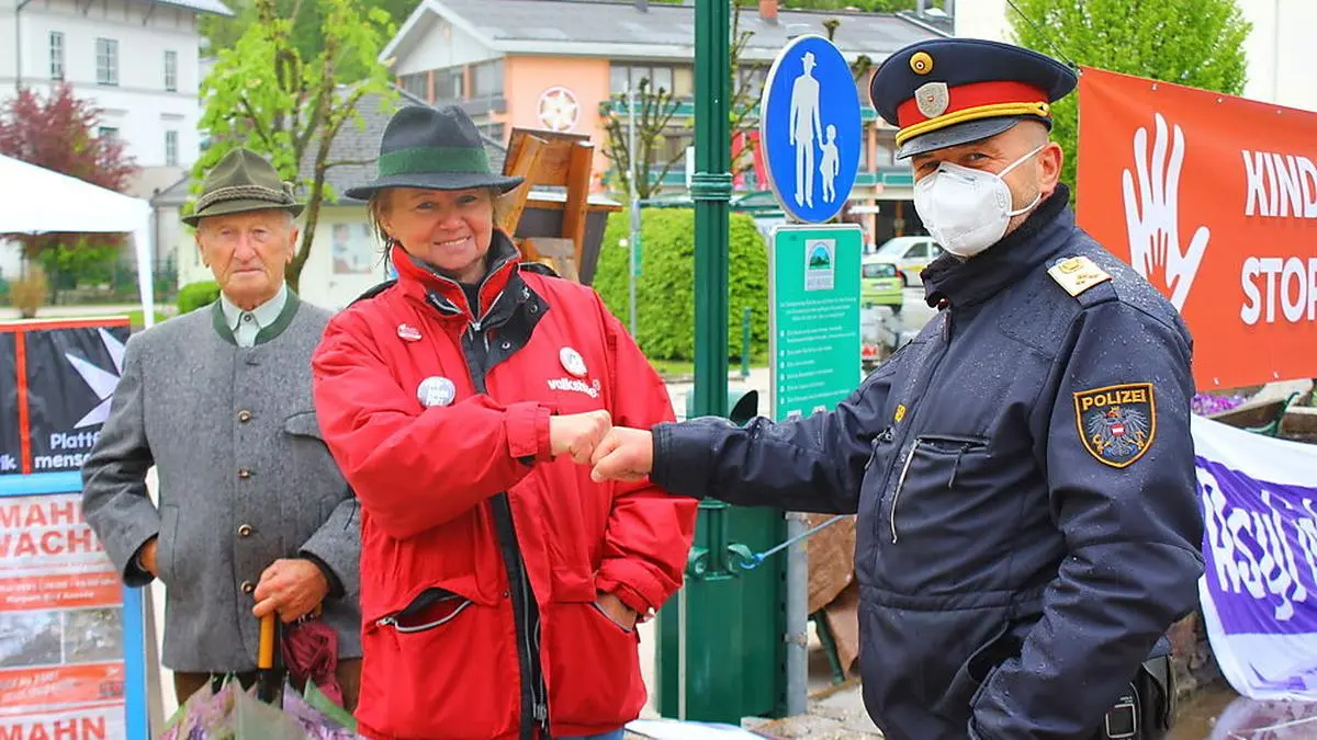 Steffi Machart, Mit-Organisatorin der Demonstration, mit Polizei-Einsatzleiter Raimund Sulzbacher