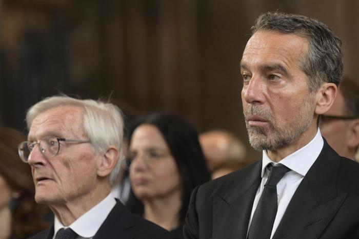 Auch die ehemaligen Kanzler Wolfgang Schüssel (ÖVP) und Christian Kern (SPÖ) nahmen am Requiem Teil