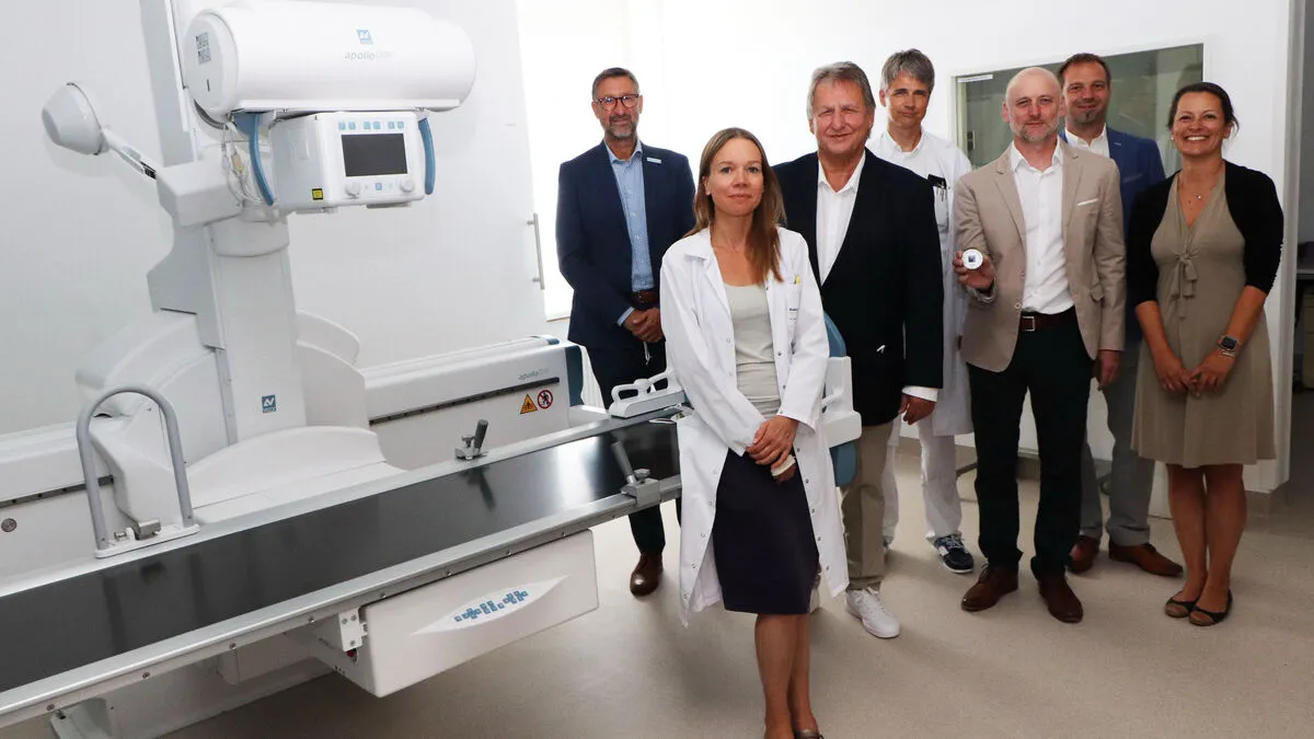 Im Rahmen einer kleinen Feierstunde wurde das Röntengerät symbolisch übergeben 