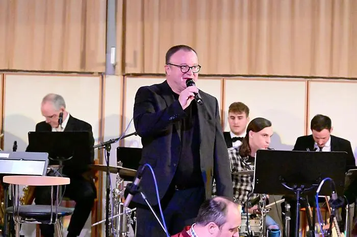 Musikschuldirektor Peter Schreibmaier, der aber selbst auch mit seiner Trompete begeistern konnte.