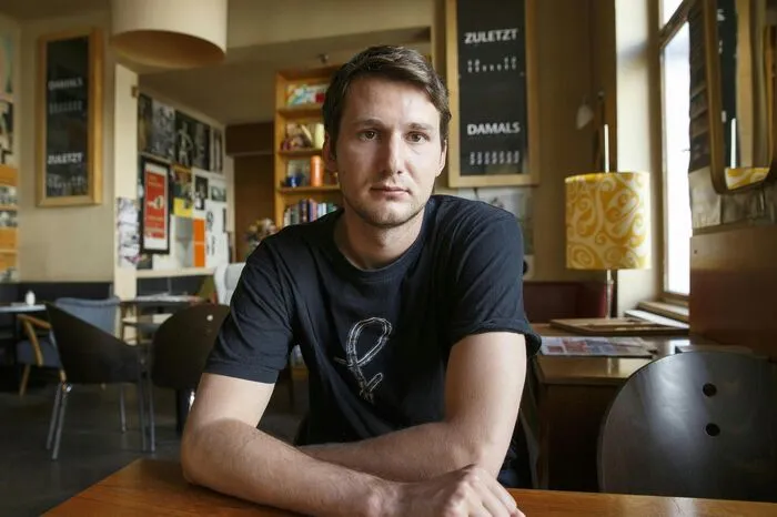 Für den jungen gebürtigen Klagenfurter ist die Teilnahme am Bachmann-Preis ein Heimspiel. Er schreibt Lyrik, Prosa und Dramen und arbeitet derzeit an einem längeren Prosadebüt. Eingeladen hat ihn Stefan Gmünder.