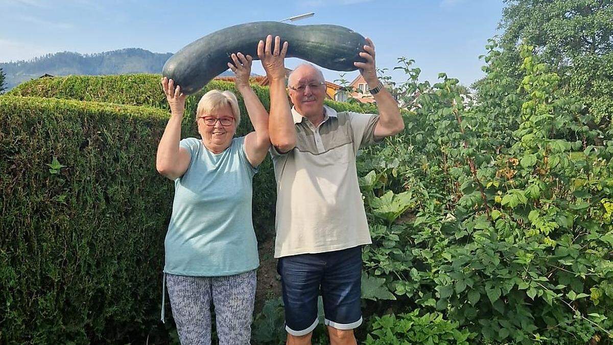 Die zwei Riesenzucchini-Gärtner:  Elfi und Donat Schöffmann aus Kraubath