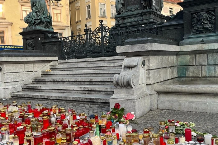 Auch am Grazer Hauptplatz brennen noch die Kerzen vom Lichtermeer des Vorabends