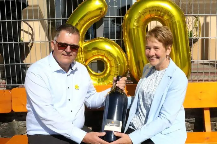 Das Glas auf den passionierten Jäger und ehemaligen Herzog der Faschingsgilde St. Veit erhoben auf 820 Metern Seehöhe unter anderem Landeshauptmann-Stellvertreter Martin Gruber, Bundesrätin Sandra Lassnig, Raiffeisenbank Mittelkärnten-Vorstand Franz Maier, die Unternehmer Georg Mattersdorfer und Gerfried Zmölnig, Maskenschnitzer Martin „Mote“ Weiß, Künstler Andres Klimbacher, Feuerwehrkommandant Ewald Berger, Mediziner Thomas Wagner sowie Pensionisten-Obmann Christian Scherwitzl