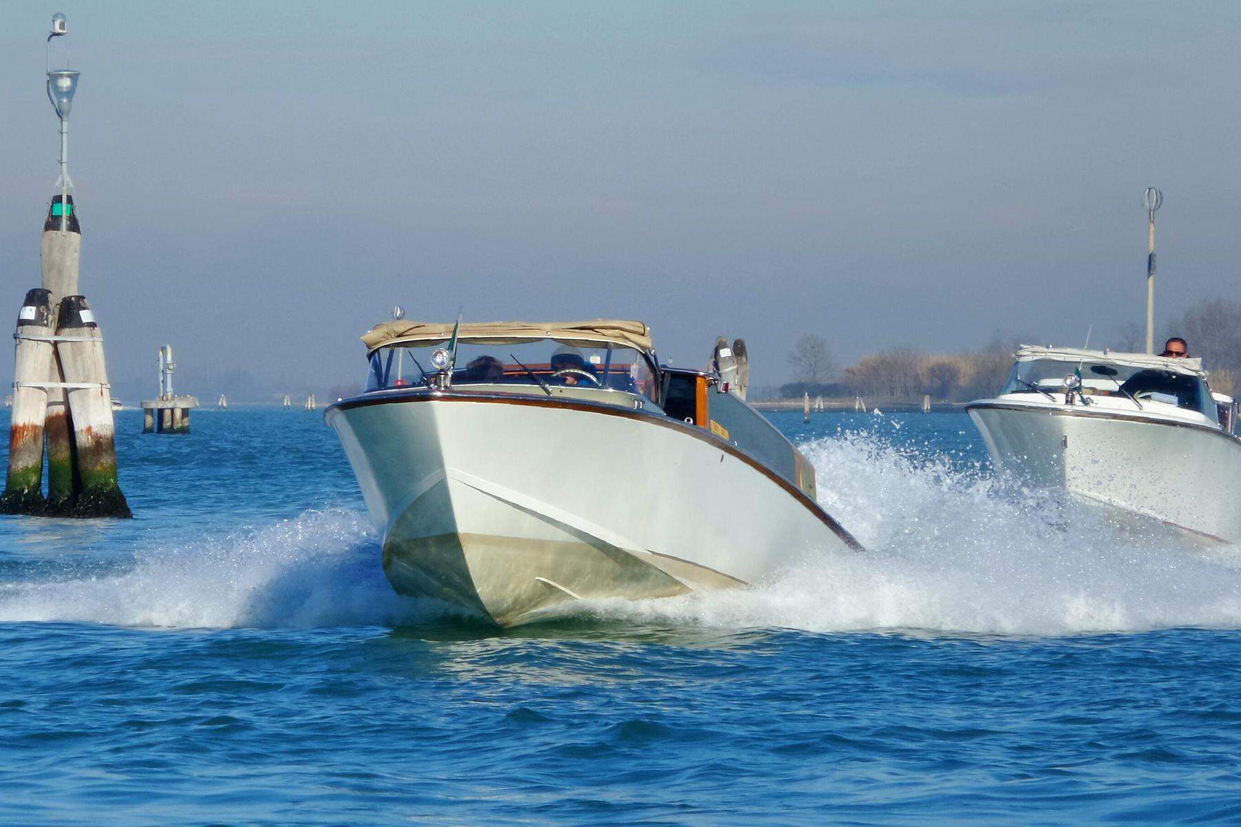 Videos aufgetaucht: Bootsraser liefern sich illegale Rennen in Kanälen von Venedig
