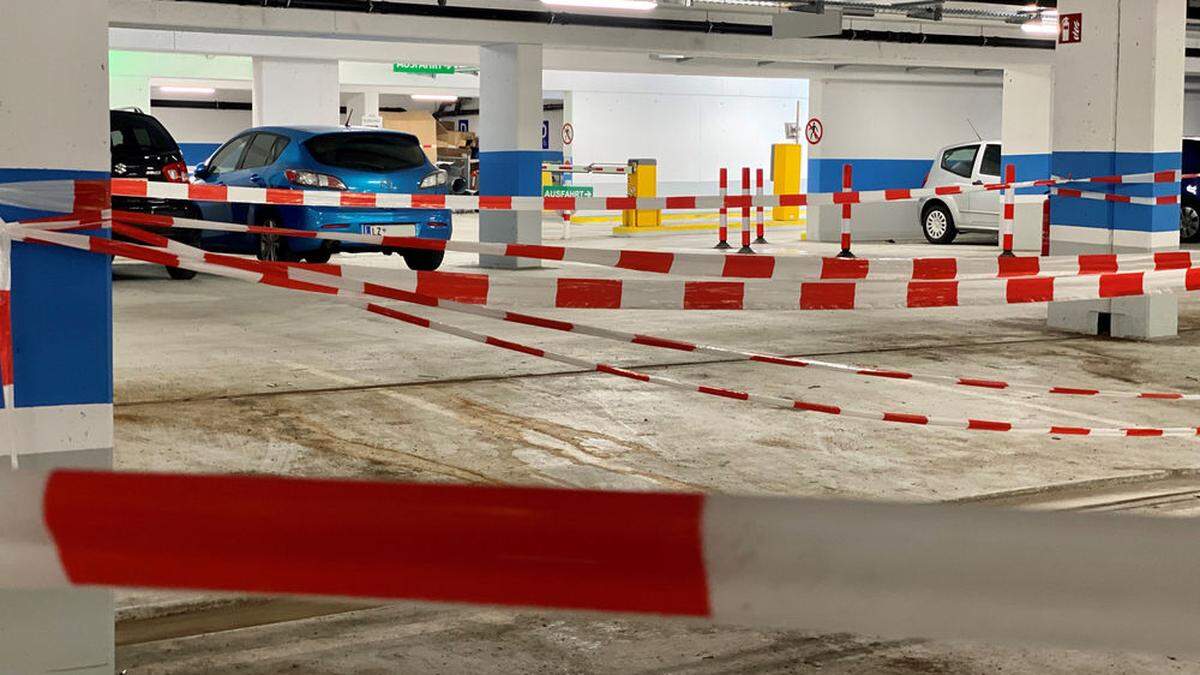 Zahlreiche Parkplätze sind in der Tiefgarage beim Bezirkskrankenhaus gesperrt