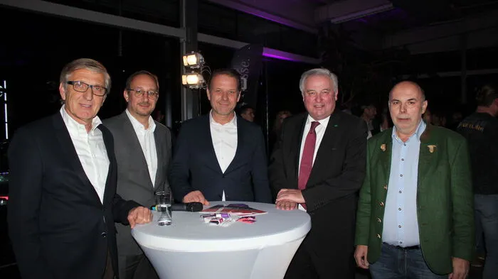 Klicken Sie sich durch die Fotos der Wirtschaftsbund-Ehrung "Helden der Region"!