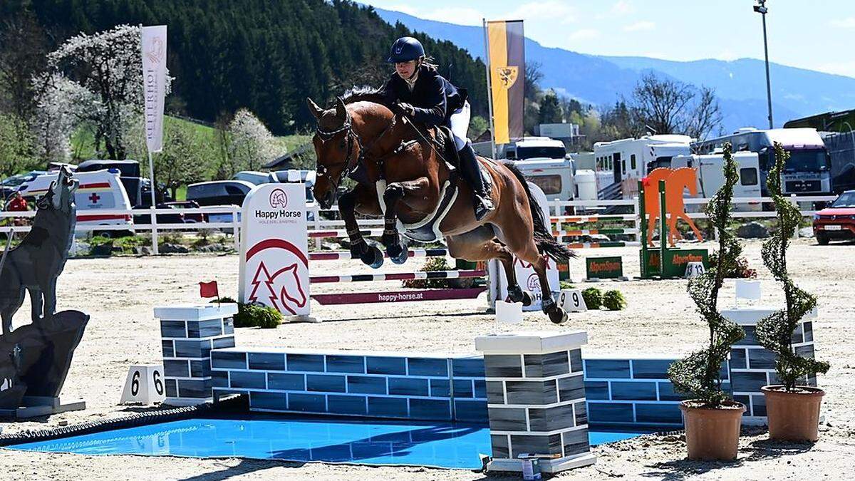 Die Villacherin Anna Plautz zählt mit ihren 13 Jahren zu den Talenten im österreichischen Springreitsport