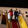 Emmanuel und Brigitte Macron bei der Ankunft in Hanoi: leicht angespannt 